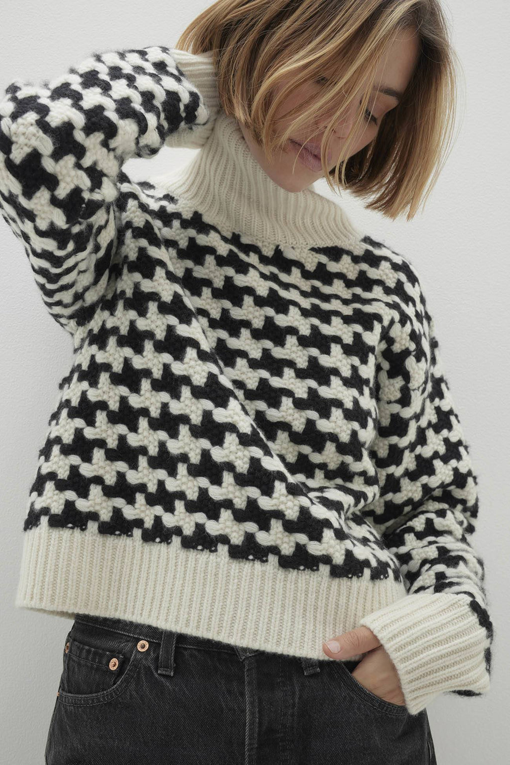 IRIS HOUNDSTOOTH CASHMERE TURTLENECK